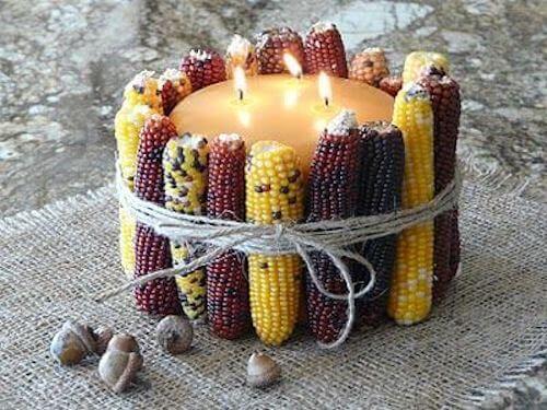 candela decorata con pannocchie di mais secche