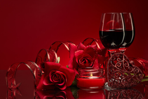 Decorazione erotica rose e bicchieri di vino rosso