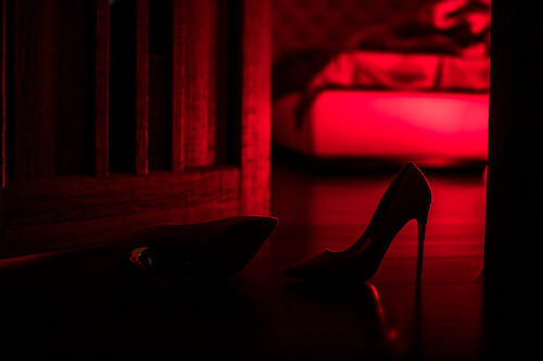 Decorazione erotica scarpa col tacco luce rossa