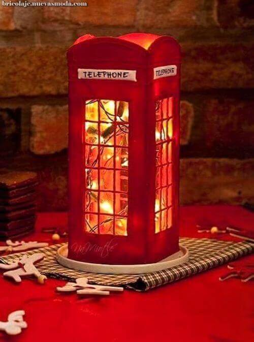 lampada a forma di cabina telefonica inglese