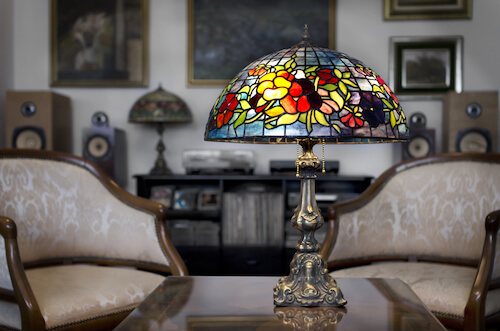 lampada con paralume in vetro colorato motivi floreali