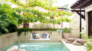 Piscina nel giardino di casa con cascata: problemi acqua piscina