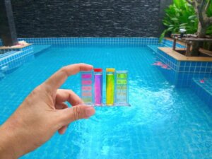Aggiungere il cloro per prevenire i problemi dell'acqua della piscina