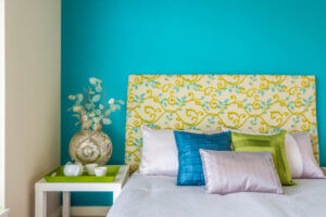 Decorare camera da letto con parete azzurra