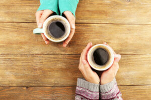 Due vicine di casa prendono il caffè insieme