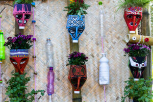 Vasi decorativi fatti con bottiglie di plastica riciclate