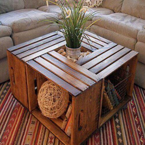 Tavolino da salotto realizzato con cassette di legno.