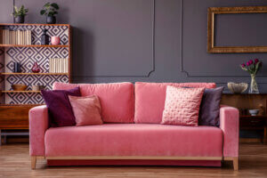 Salone arredato con divano in velluto rosa