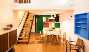 interno di casa con pavimento in legno