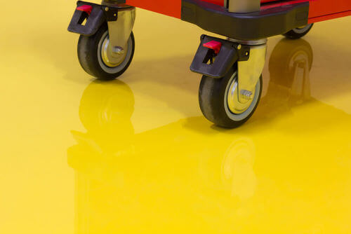 Pavimento giallo con verniciatura epossidica