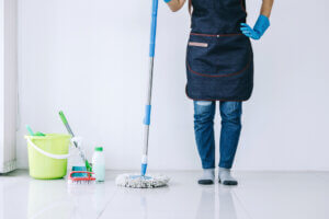 Donna fa le pulizie di casa: mantenere la casa in ordine