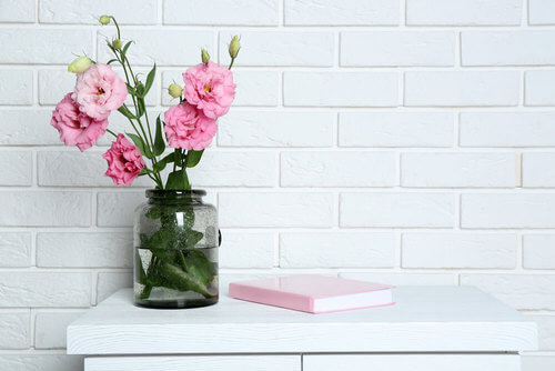 fiori rosa su un mobiletto bianco