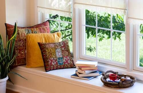 Creare uno spazio privato angolo lettura vicino alla finestra
