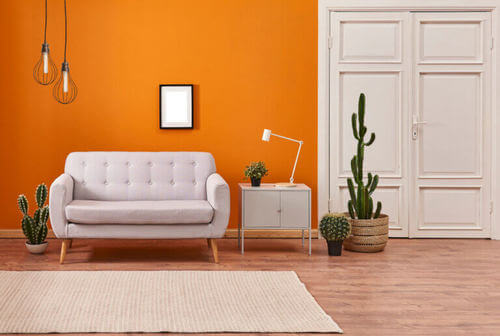 Colori forti per le pareti: parete arancione.