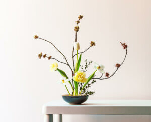 Composizione floreale per tavolo informale in stile ikebana