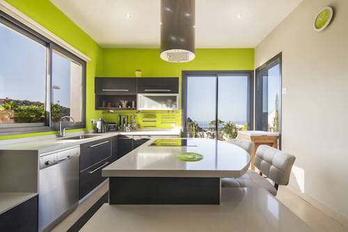 Cucina moderna in grigio e verde acido