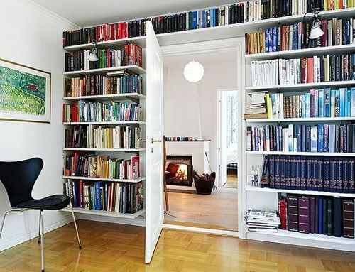 Libreria a parete piena di libri: casa spaziosa e luminosa