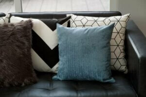 Creare contrasto tra cuscini e divano nero