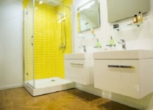 Doccia con parete di mattonelle gialle: docce lussuose