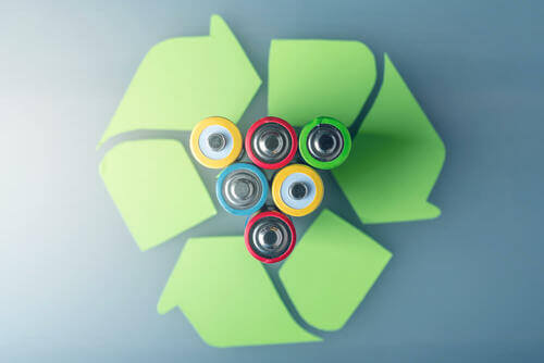 Batterie colorate con simbolo del riciclo.