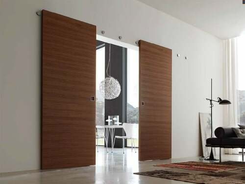Porta scorrevole in legno, un'ottima opzione per dividere gli spazi aperti.