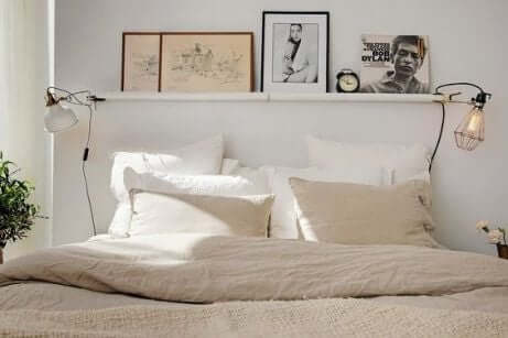 Camera da letto piccola con lenzuola semplici.