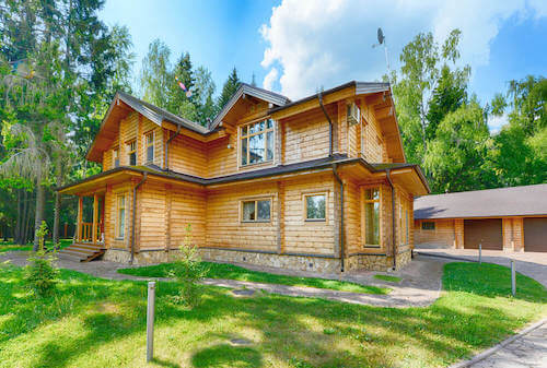 Casa rustica con facciata in legno.