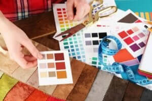 Un designer d'interni lavora con le palette di colori.