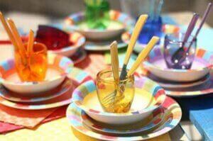 Una tavola con bicchieri multicolor.