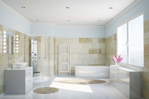 Bagno luminoso con lavabo, doccia, vasca da bagno.