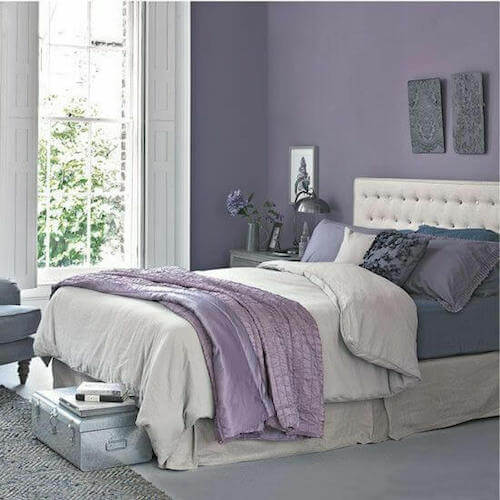 Camera da letto color lavanda.
