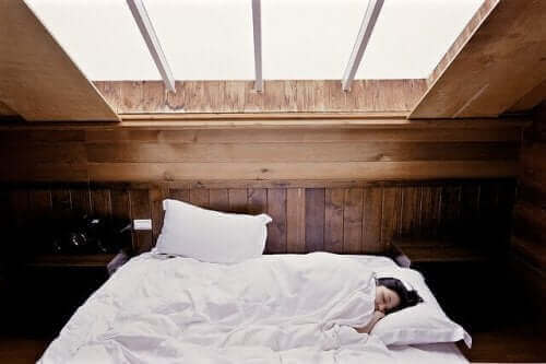 Camera da letto in soffitta.