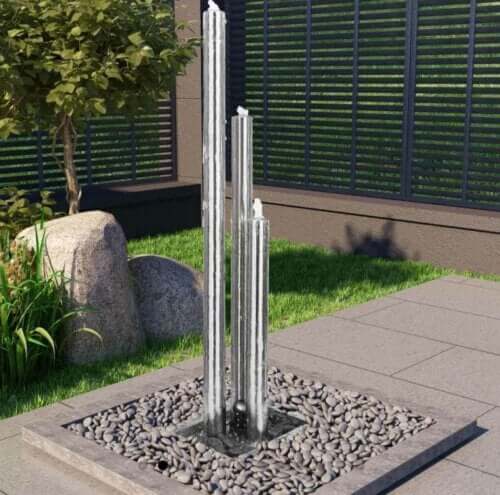 Una fontana minimalista a tubo in acciaio inossidabile.
