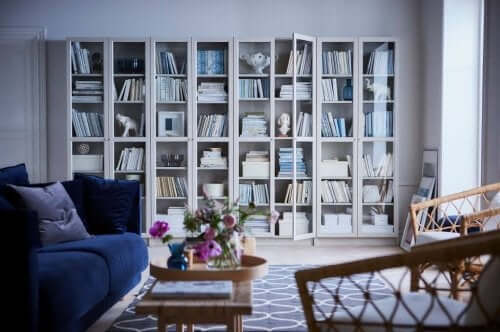 Un soggiorno con un'ampia libreria bianca.
