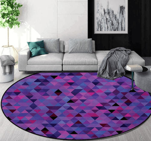 Tappeto viola con motivi geometrici per decorare il soggiorno.