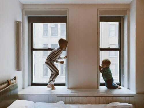 Bambini che giocano davanti alla finestra.