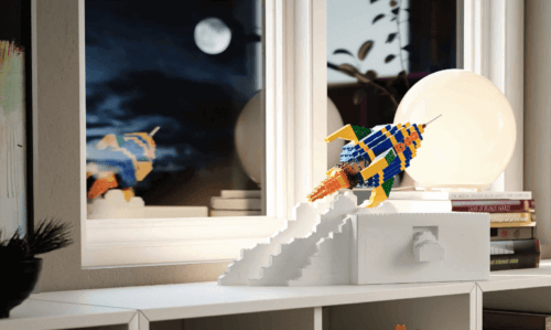 Un razzo creato con mattoncini LEGO ed esposto sopra BYGGLEK.