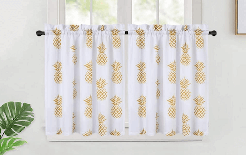 Tenda per il bagno con stampe che raffigurano un'ananas.