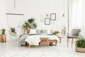 Camera da letto arredata in stile bohemien.
