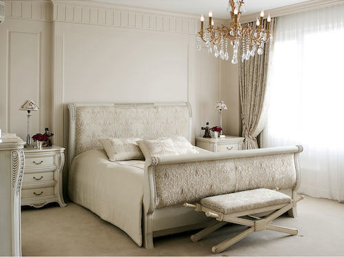 Camera da letto in stile classico con lampadario con elementi in vetro.