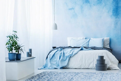 Camera da letto con i toni dell'azzurro.