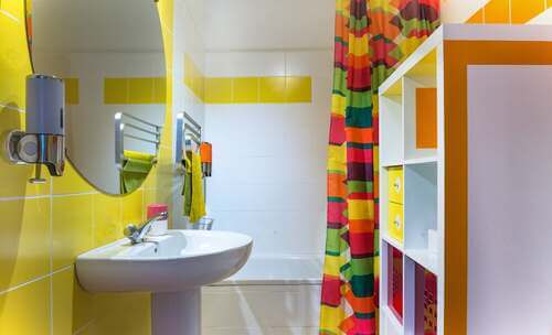 Combinazione di giallo con altri colori in bagno.