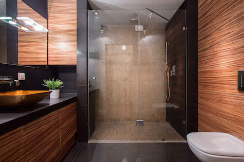 Bagno moderno con pareti e doccia in legno.