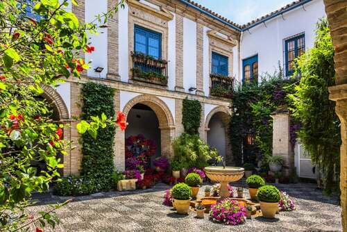 Storia ed estetica del patio andaluso: colori e armonia