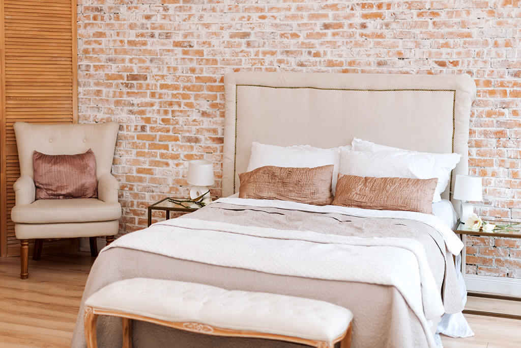 Muro di mattoni in camera da letto: 5 idee decorative