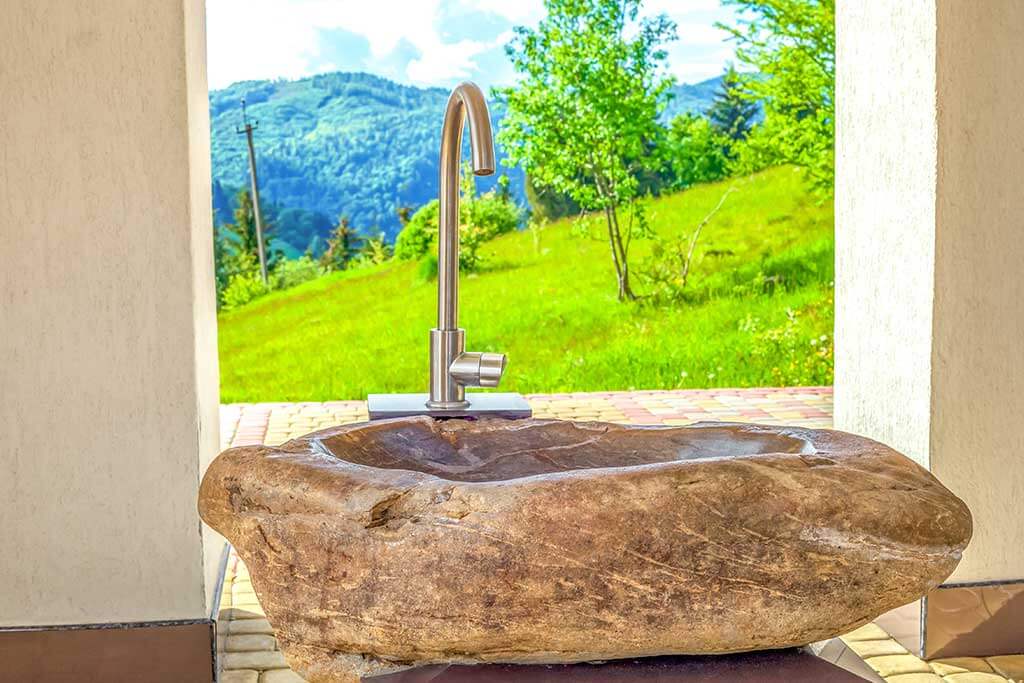 Lavabi in pietra per il bagno: i loro vantaggi