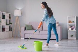 Pavimento in gres porcellanato: trucchi casalinghi per pulirlo