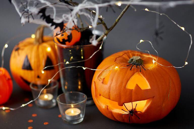 Portacandele per Halloween: due opzioni terrificanti