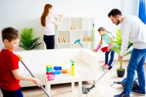 Suggerimenti per dividere le faccende domestiche in famiglia