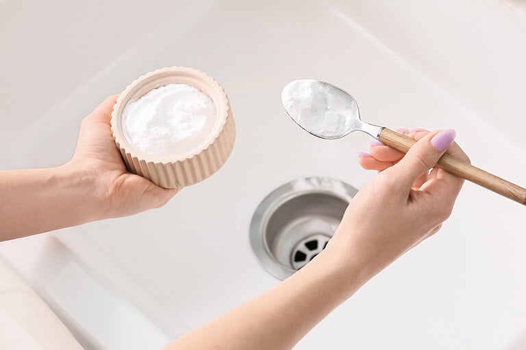 Trucchi per pulire il sifone del lavello ed evitare i cattivi odori